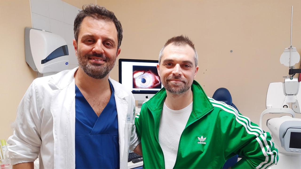 Perde la vista per un incidente, dopo tre interventi ci vede di nuovo: così è tornata la luce nella vita di Simone