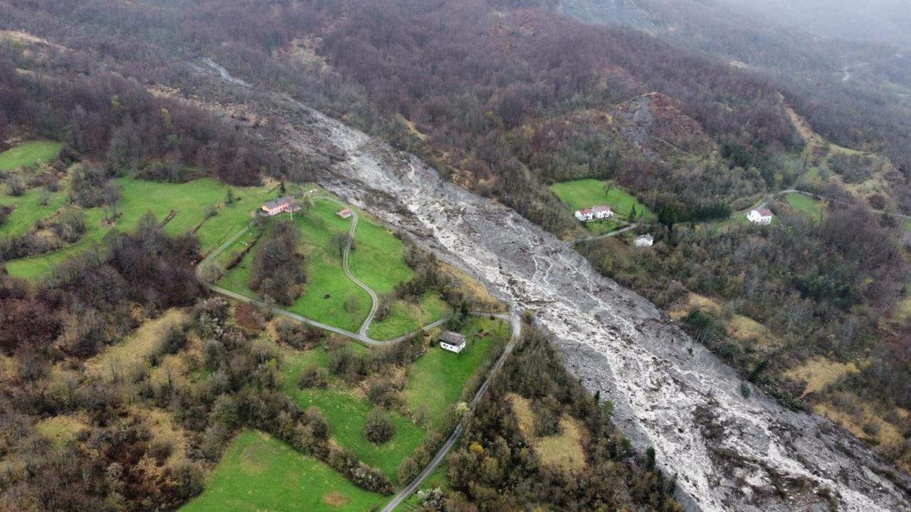 A Palagano arrivano i “turisti della frana” e in polisportiva viene installato un maxischermo per i curiosi