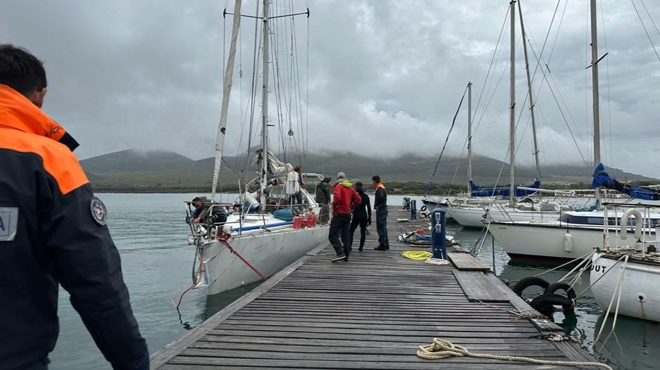 Barca a vela incagliata nella baia di Porto Conte: panico per due diportisti