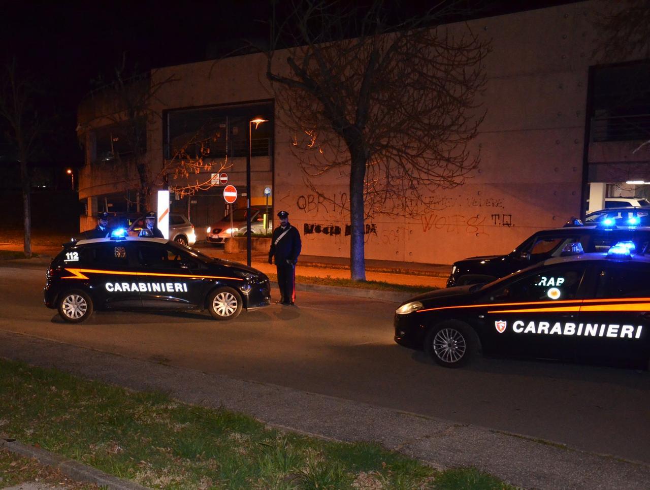 Sorpresi a rubare al bar di Calerno: ladri inseguiti e presi