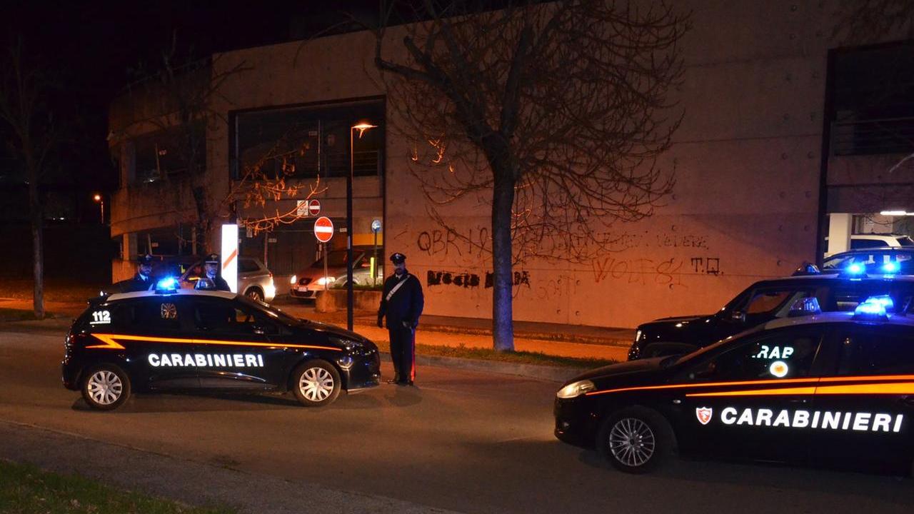 Sorpresi a rubare al bar di Calerno: ladri inseguiti e presi