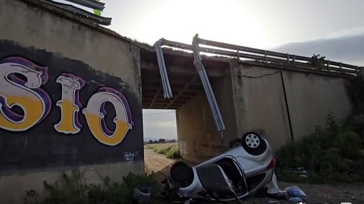 L’auto abbatte il guardrail e cade dal cavalcavia: due feriti