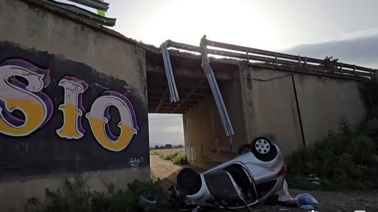 L’auto abbatte il guardrail e cade dal cavalcavia: due feriti