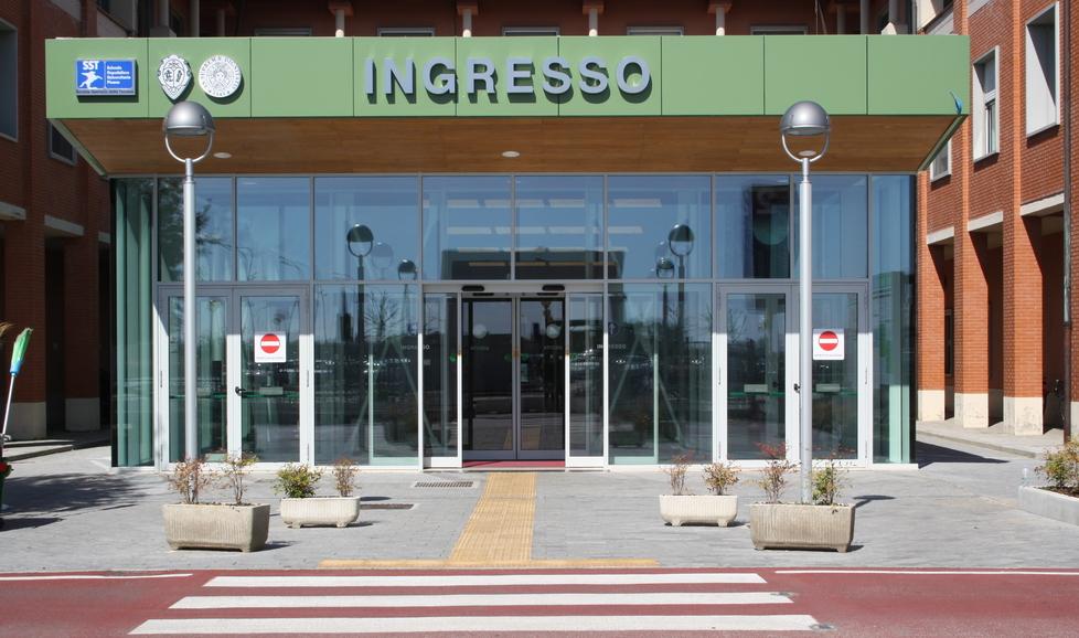 Uno degli ingressi dell’ospedale di Cisanello