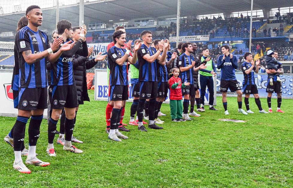 I giocatori nerazzurri sotto la curva (foto Stick)