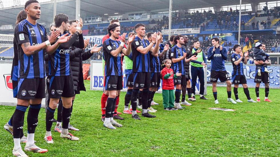I giocatori nerazzurri sotto la curva (foto Stick)