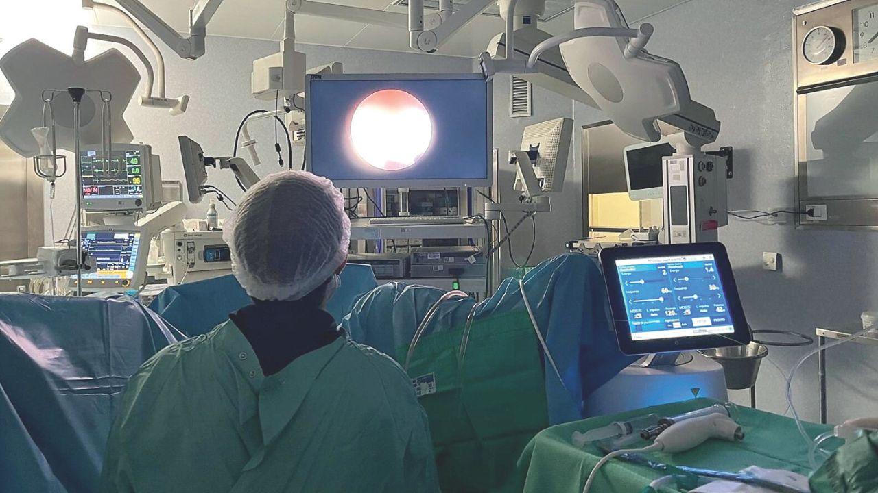 Un intervento chirurgico con il laser ad holmio