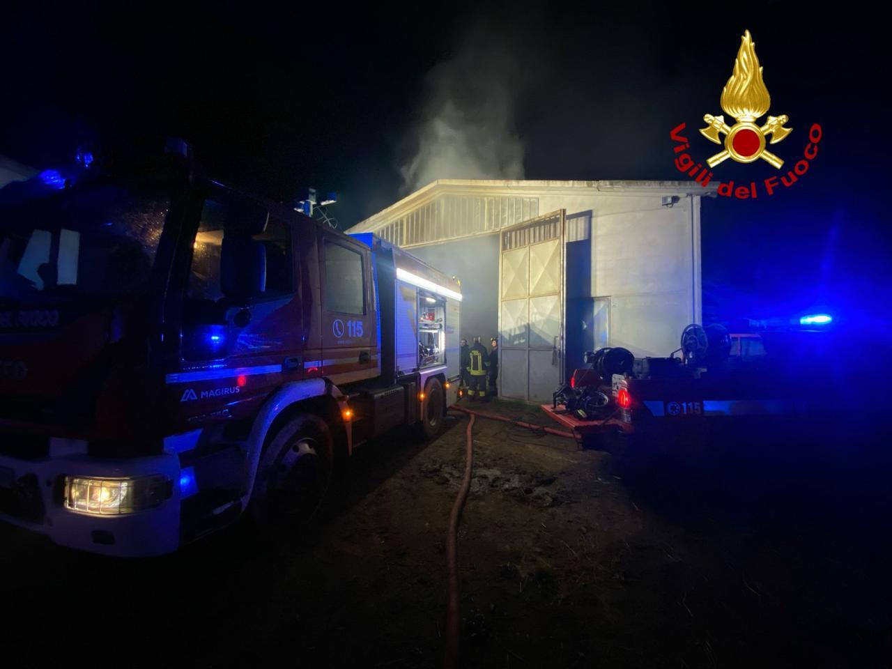 Sarule, un fienile in fiamme: portati in salvo gli animali