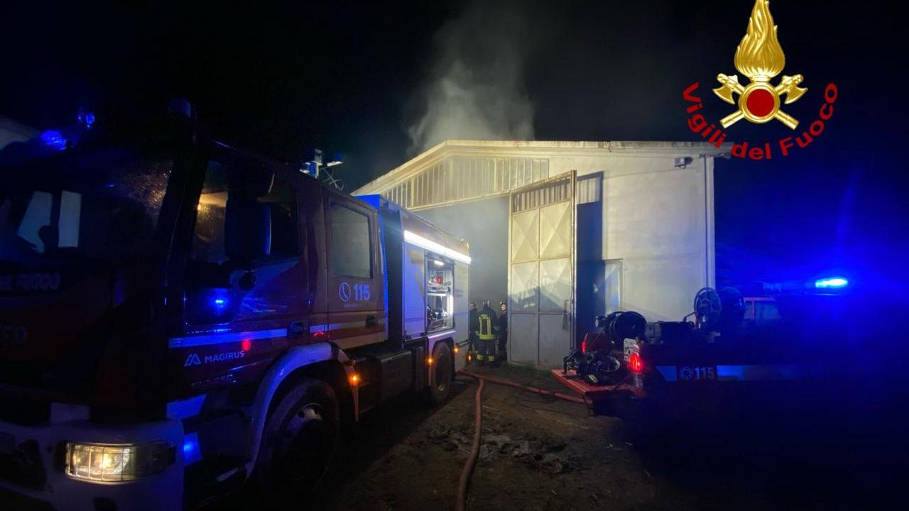 Sarule, un fienile in fiamme: portati in salvo gli animali