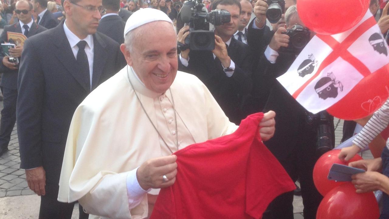 Papa Francesco con la maglia rossa degli esuberi Meridiana