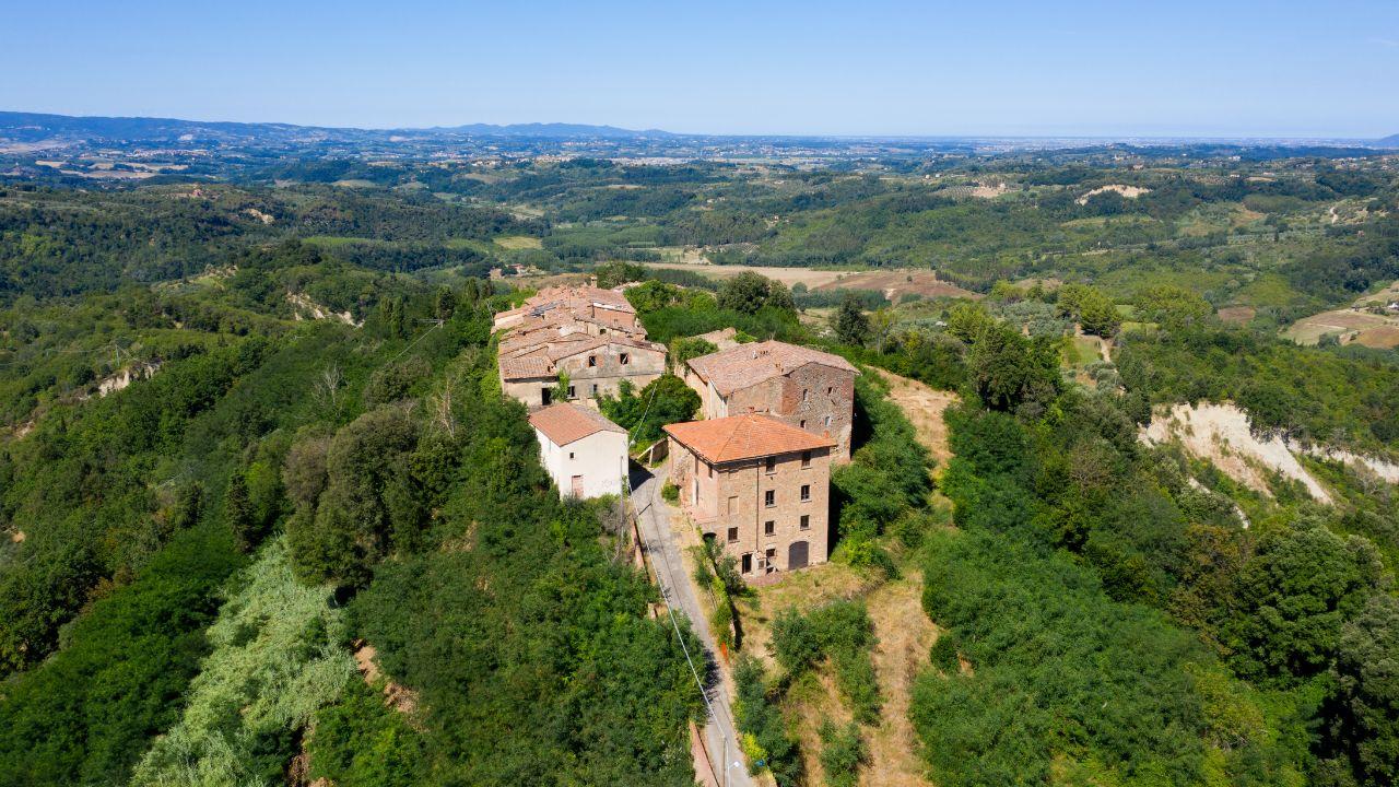 Il borgo di Toiano in provincia di Pisa 