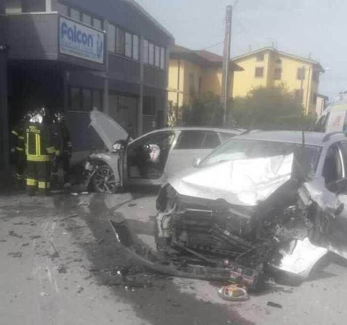 Lucca, schianto frontale tra auto: due in ospedale