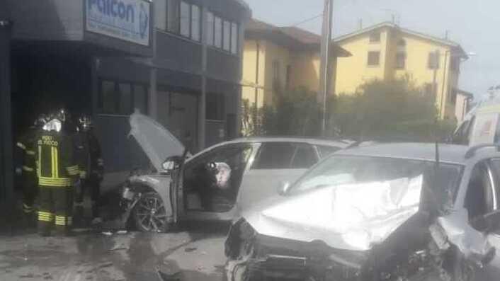 Lucca, schianto frontale tra auto: due in ospedale
