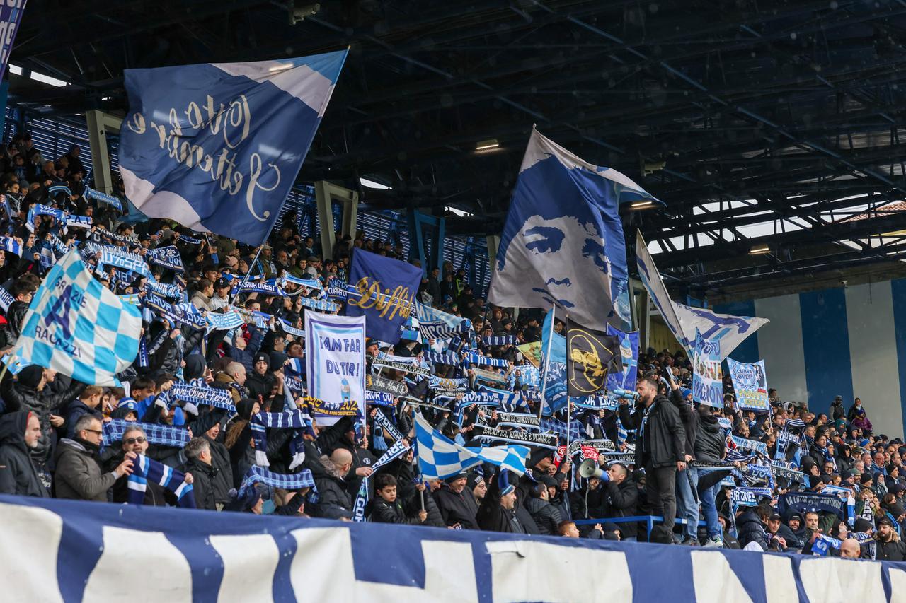 Partite di calcio sospese per la morte di Papa Francesco. La Curva Ovest Ferrara: “Solo in Italia. Rispetto per i tifosi”