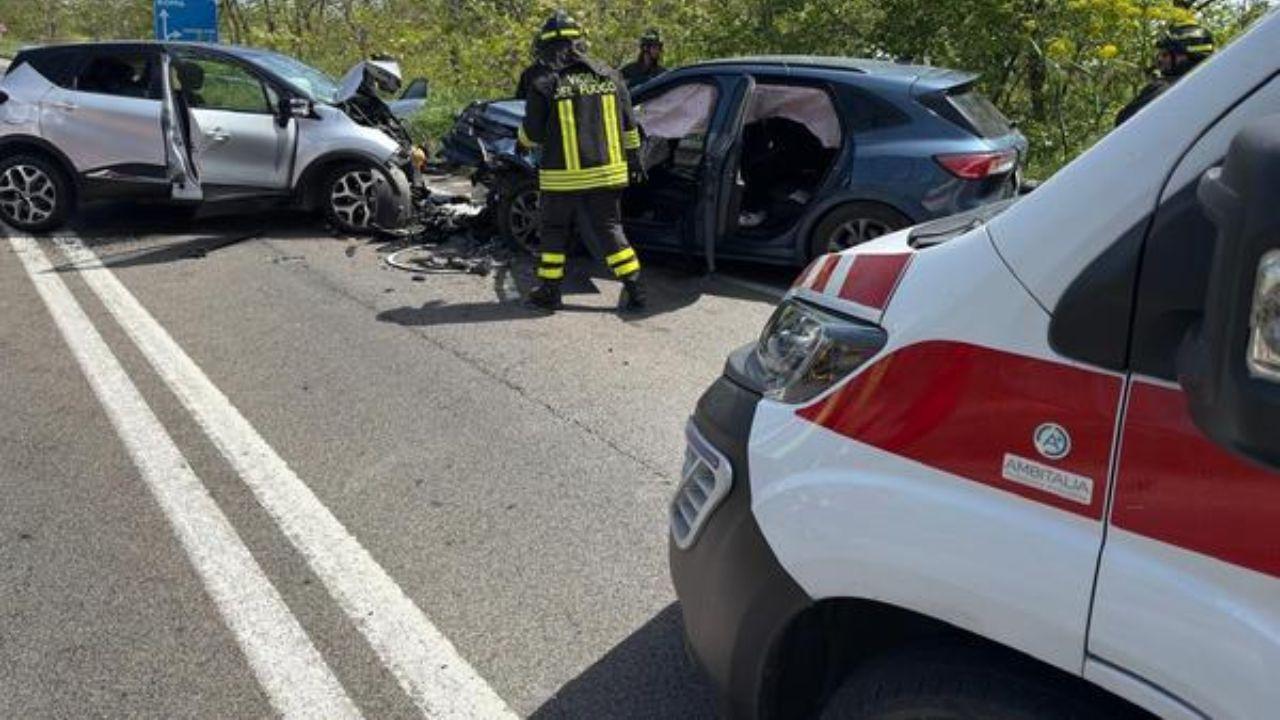 Le auto dopo lo schianto (Foto vigili del fuoco)