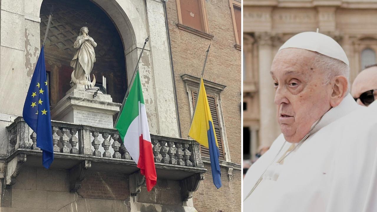 Le bandiere a mezz'asta per la morte del Papa