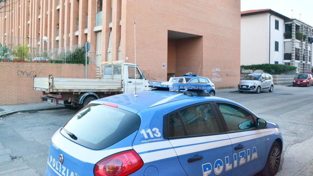 Una volante della polizia di Stato in piazza Saragat (foto d'archivio)
