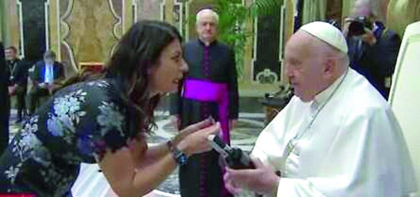 Geppi Cucciari con la bottiglia di mirto da papa Francesco: «Regola di noi sardi: mai a mani vuote»