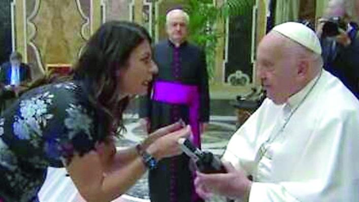 Geppi Cucciari con la bottiglia di mirto da papa Francesco: «Regola di noi sardi: mai a mani vuote»
