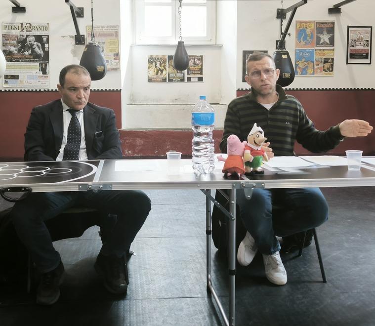 A destra il pugile Lenny Bottai