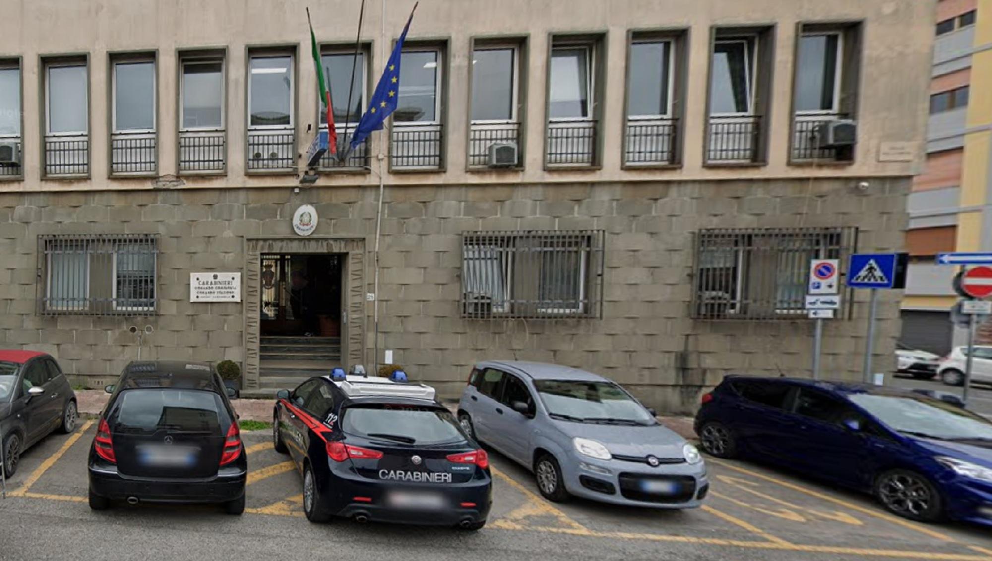 L'ingresso della caserma dei carabinieri di Cecina (foto d'archivio)