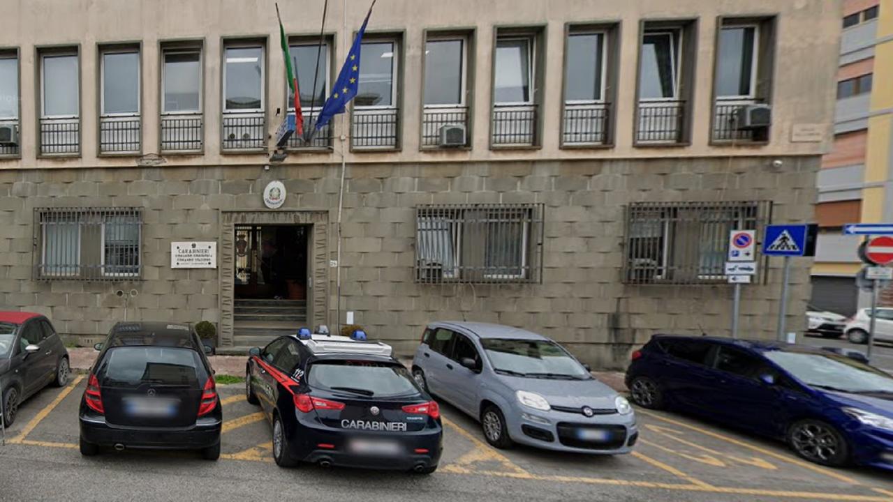 L'ingresso della caserma dei carabinieri di Cecina (foto d'archivio)