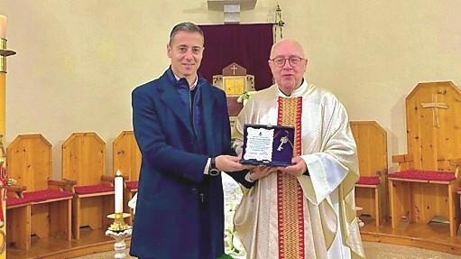 Loiri saluta don Andrea Raffatellu dopo 30 anni: sarà cittadino onorario