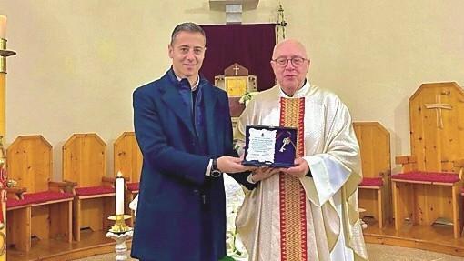 Loiri saluta don Andrea Raffatellu dopo 30 anni: sarà cittadino onorario