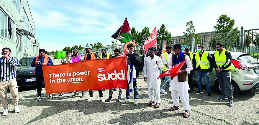 
	Il presidio dei lavoratori davanti alla Agape Moda

