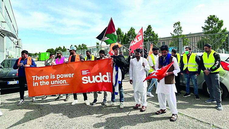 Il presidio dei lavoratori davanti alla Agape Moda