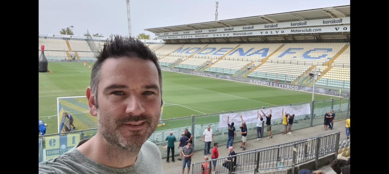 
	Un selfie del tifoso inglese Damien Hellewell allo stadio Braglia

