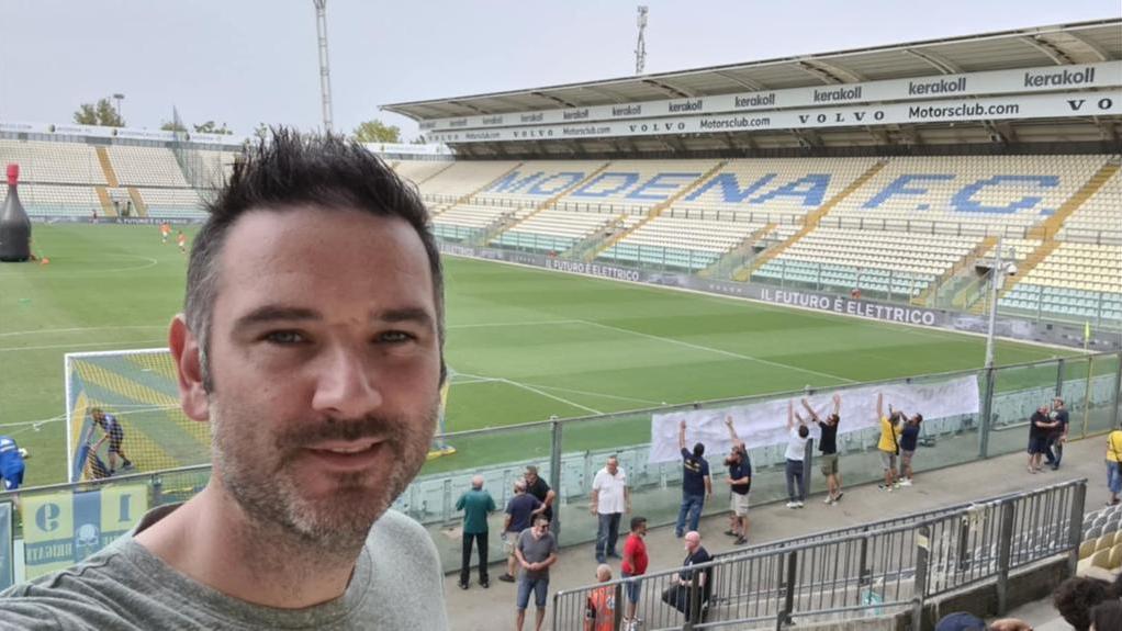 Un selfie del tifoso inglese Damien Hellewell allo stadio Braglia