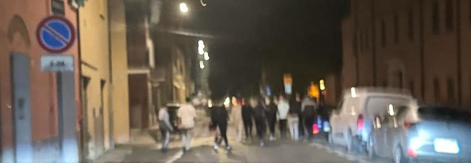 
	Il gruppo di ragazzini si allontana dopo aver tentato di entrare in una casa a San Cesario

