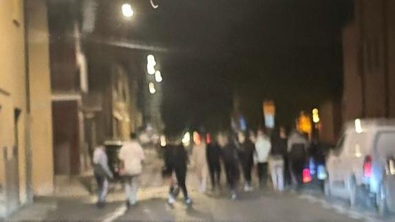 Il gruppo di ragazzini si allontana dopo aver tentato di entrare in una casa a San Cesario