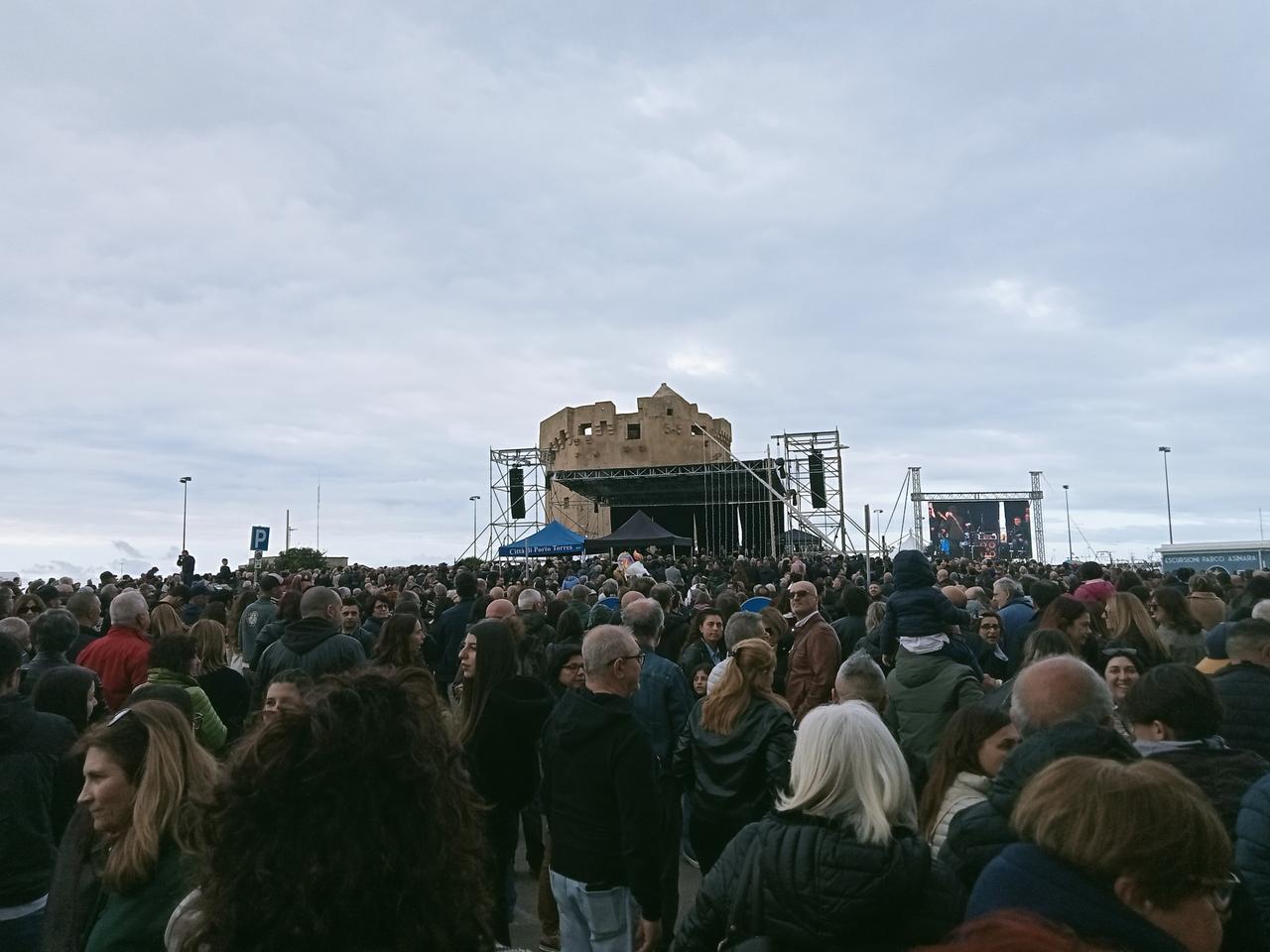 Porto Torres, migliaia di spettatori sotto la torre aragonese per Max Gazzè