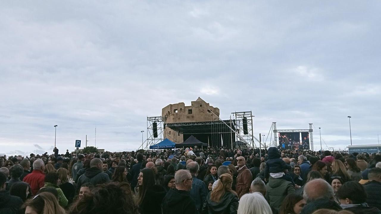 Porto Torres, migliaia di spettatori sotto la torre aragonese per Max Gazzè