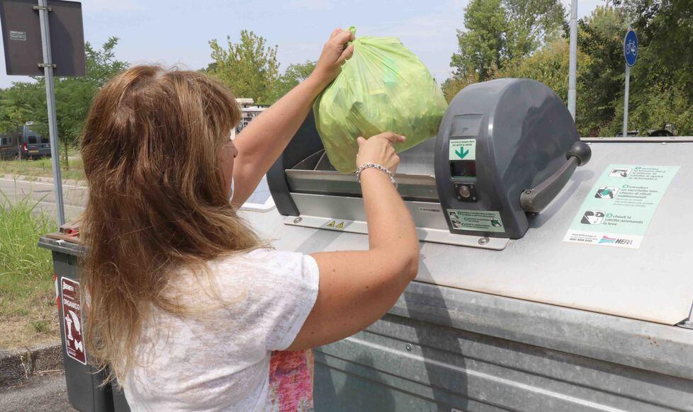 Bollette per il servizio rifiuti. Costi triplicati in automatico: come effettuare la modica