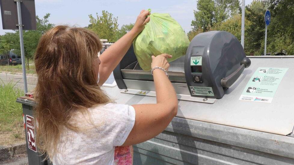 Bollette per il servizio rifiuti. Costi triplicati in automatico: come effettuare la modica