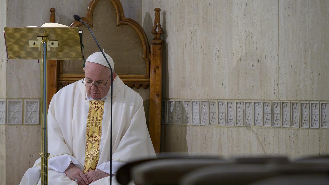 Papa Francesco, l’ictus è la causa ufficiale della morte. Nel testamento la scelta del luogo di sepoltura: «Che sia nella nuda terra»