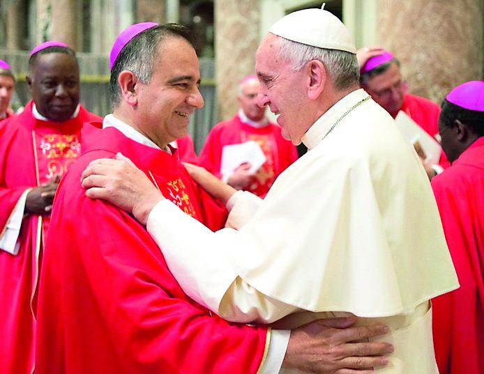 
	L'abbraccio tra il vescovo Erio Castellucci e papa Francesco

