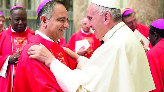 L'abbraccio tra il vescovo Erio Castellucci e papa Francesco