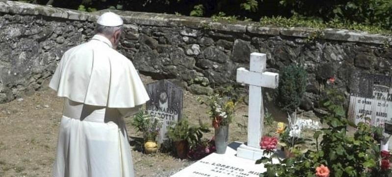 
	L'omaggio del Papa sulla tomba di don Milani a Barbiana

