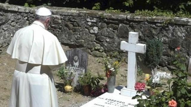 L'omaggio del Papa sulla tomba di don Milani a Barbiana