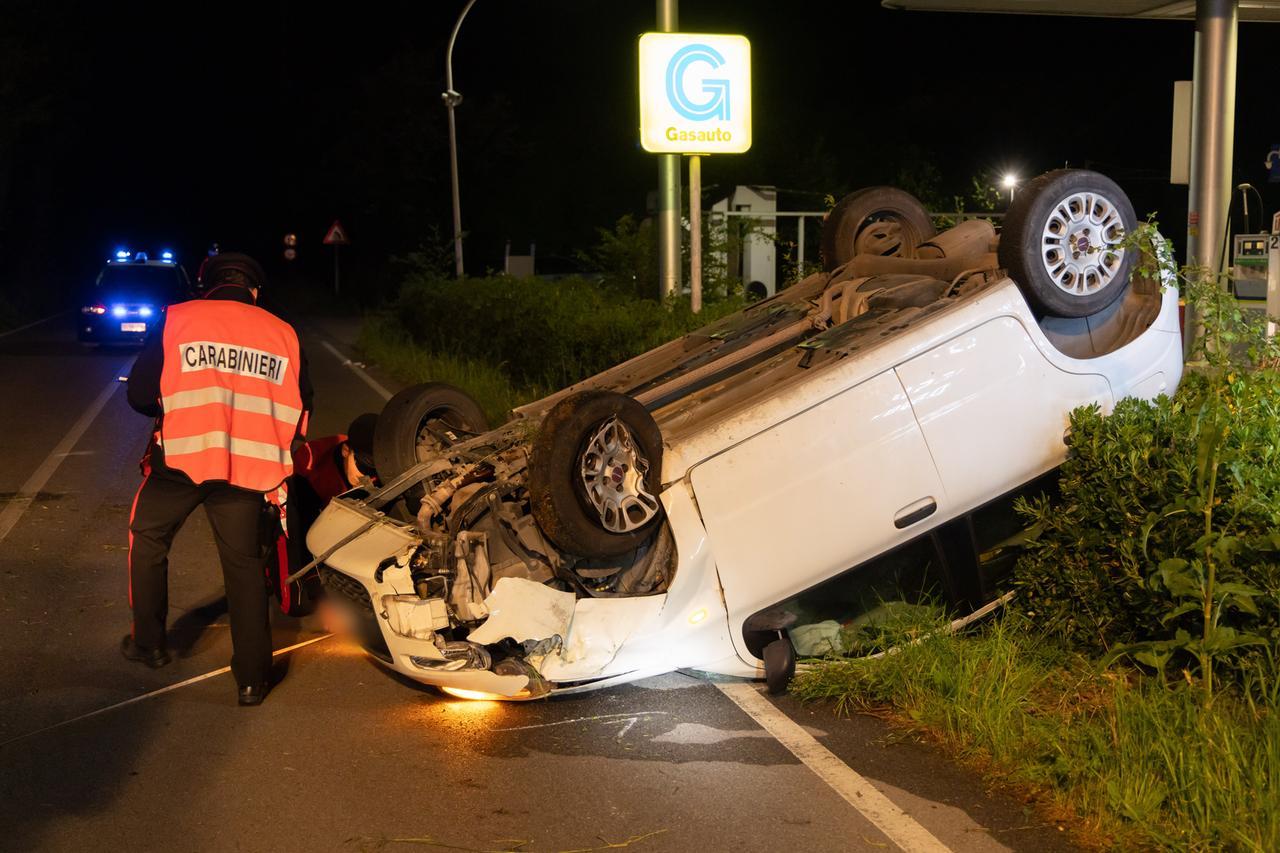 Sbanda e l’auto si ribalta con le ruote all’aria. Incidente a Portomaggiore e arriva l’elisoccorso
