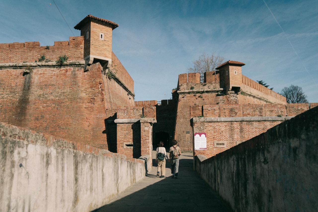 Livorno, ecco quando riapre la Fortezza Nuova. E il pittore Madiai dipinge l’area giochi dei bambini