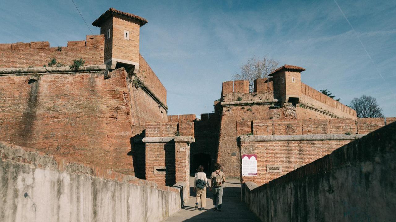 Livorno, ecco quando riapre la Fortezza Nuova. E il pittore Madiai dipinge l’area giochi dei bambini