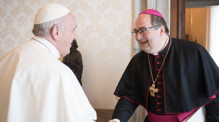 Papa Francesco, monsignor Morandi: «Sono stato suo collaboratore per sei anni. Con l’umorismo sdrammatizzava i momenti difficili»