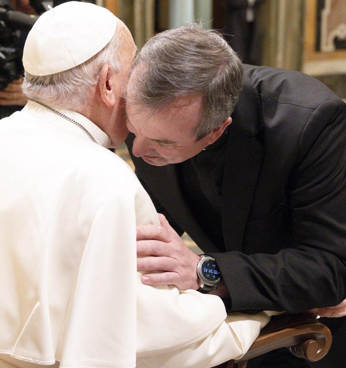 
	L'abbraccio tra papa Francesco e padre Paolo Contini

