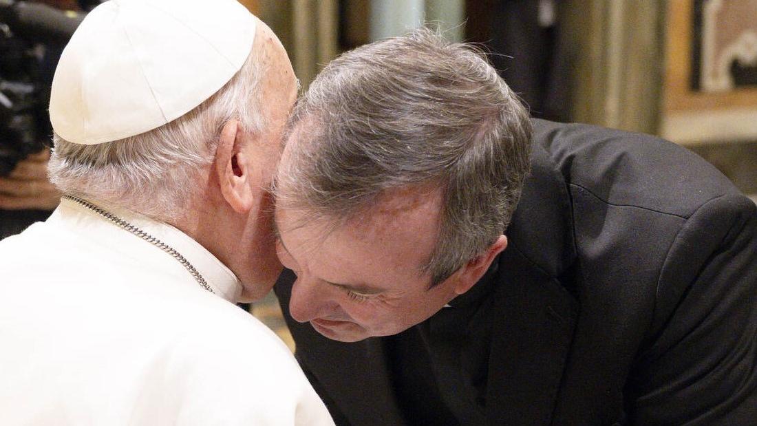 L'abbraccio tra papa Francesco e padre Paolo Contini