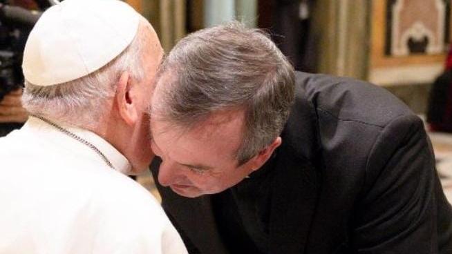 Papa Francesco abbraccia il sacerdote padre Paolo Contini